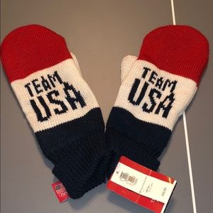 B2G1 USA Mittens NWT